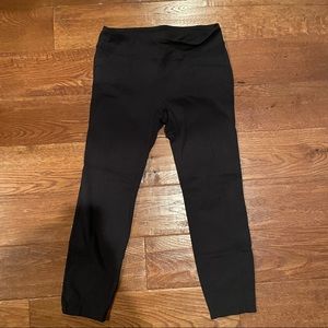 Athleta black cropped leggings with pockets